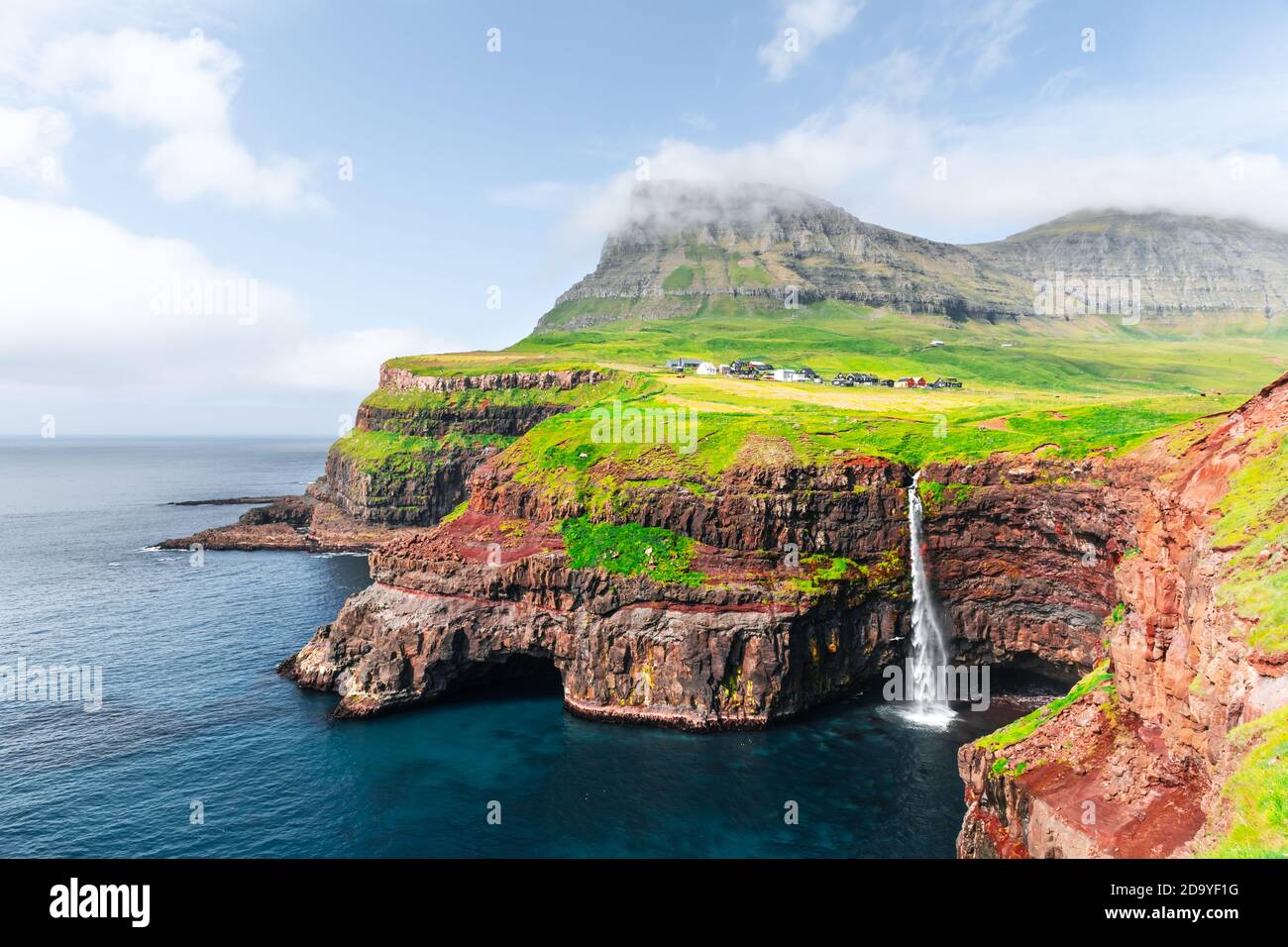 Incredibile vista autunnale della cascata di Mulafossur nel villaggio di Gasadalur, Vagar Island of the Faroe Islands, Denmark. Fotografia di paesaggio Foto Stock