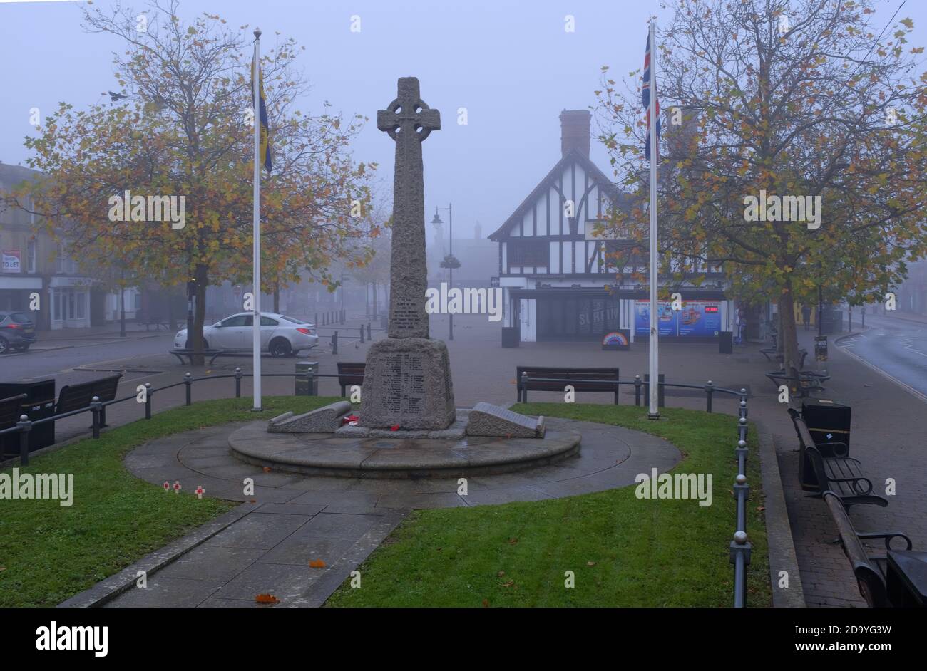 croce commemorativa nella piazza della città di Biggleswade, Bedfordshire, Inghilterra Foto Stock