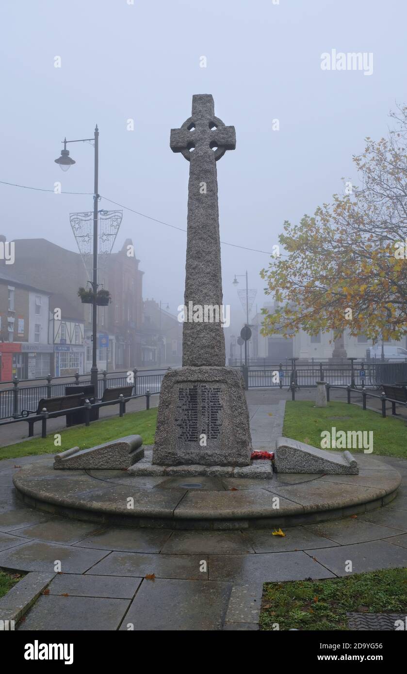 croce commemorativa nella piazza della città di Biggleswade, Bedfordshire, Inghilterra Foto Stock