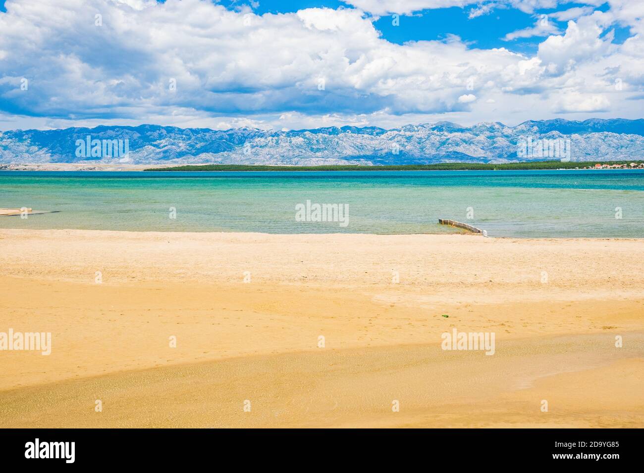 Laguna di sabbia vicino alla città di Nin in Dalmazia, Croazia. La costa adriatica e la montagna di Velebit sullo sfondo. Foto Stock