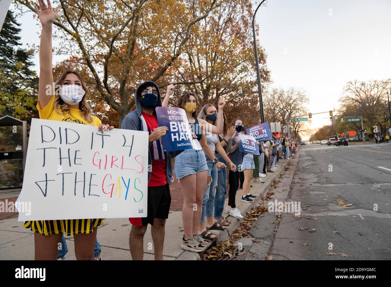 Ann Arbor, Stati Uniti. 07 novembre 2020. Gli studenti dell'Università del Michigan celebrano Joe Biden dichiarato vincitore della corsa presidenziale contro l'ex presidente Donald Trump nel centro di Ann Arbor, Michigan, il 7 novembre 2020. (Foto di Dominick Sokotoff/Sipa USA) Credit: Sipa USA/Alamy Live News Foto Stock