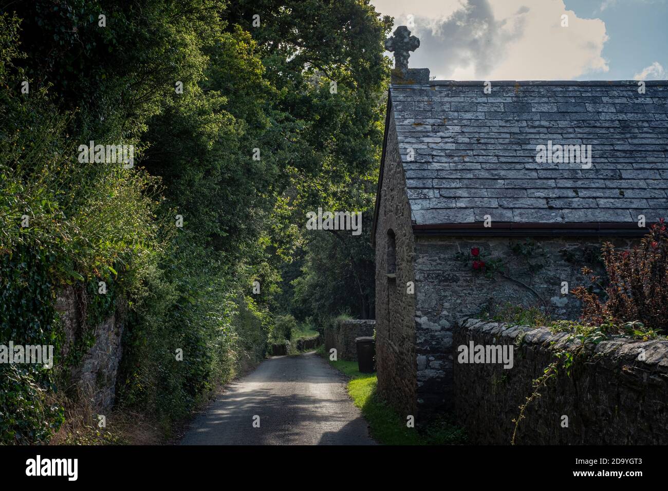 Devon strada di campagna con vecchio edificio della chiesa convertito, all'inizio dell'estate Foto Stock