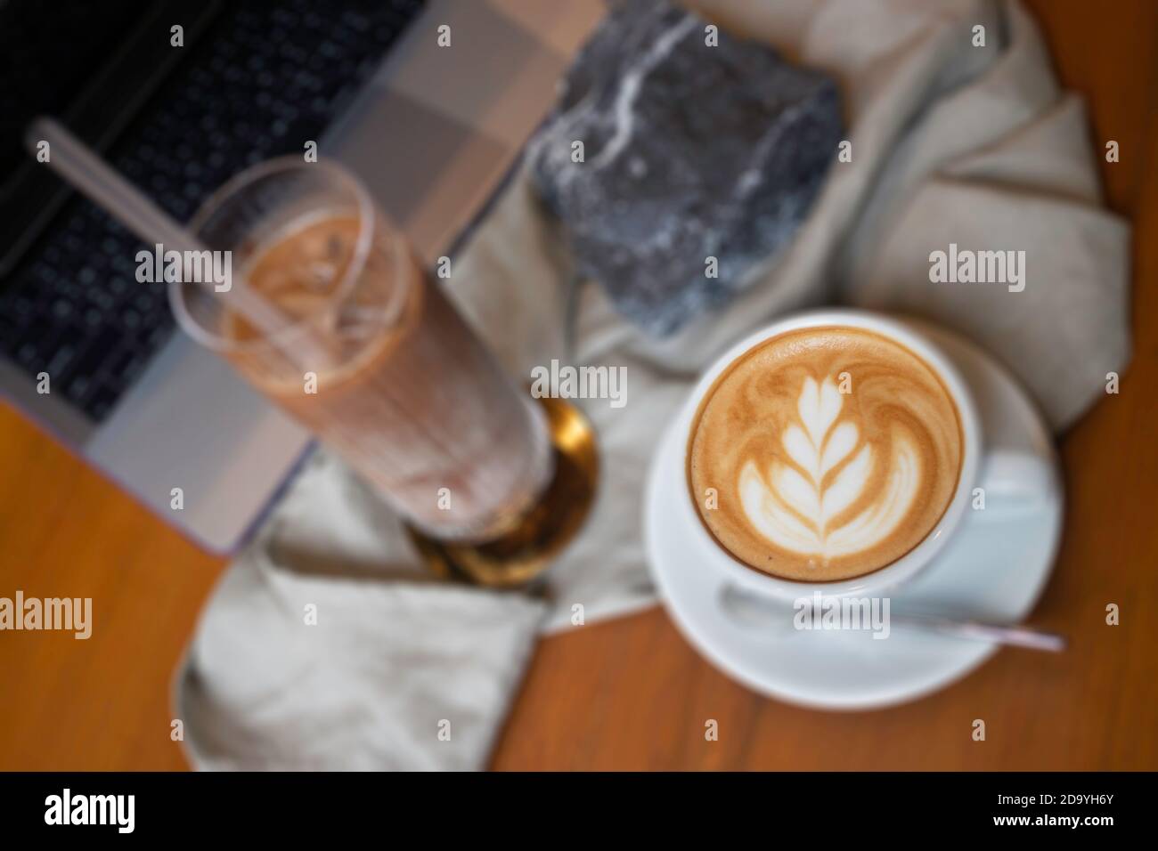 Caffè caldo e caffè ghiacciato sul tavolo di legno, stock photo Foto Stock