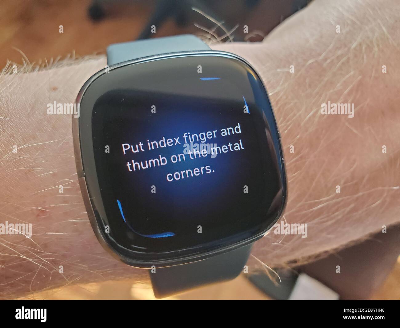 Orologio Fitbit Sense intelligente su braccio di un uomo, che mostra ECG funzione di salute del cuore, San Ramon, California, 8 ottobre 2020. () Foto Stock