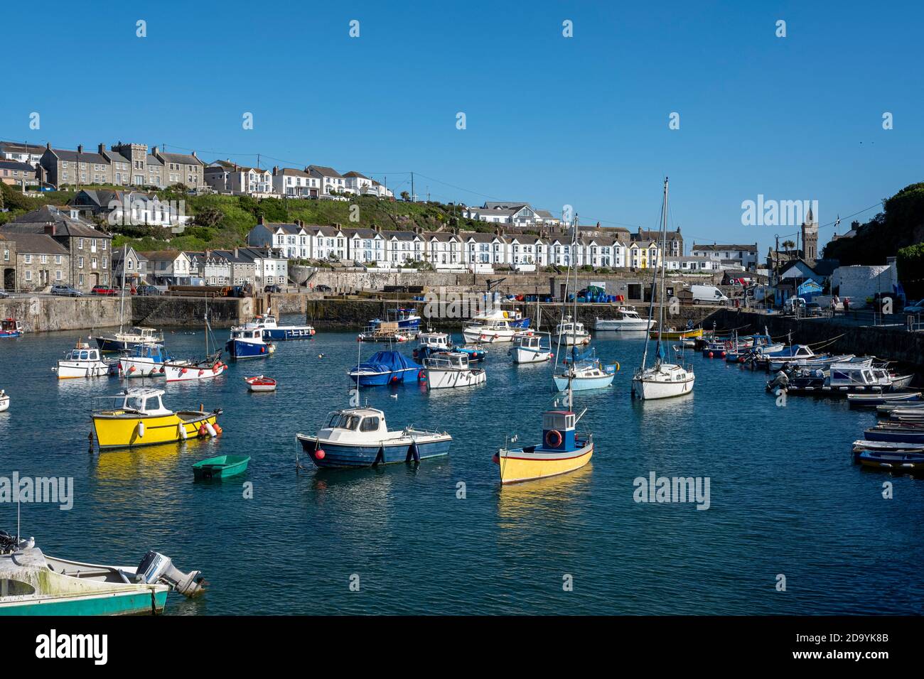 La città di Porthleven in Cornovaglia, un piccolo villaggio di pescatori popolare tra i turisti Foto Stock