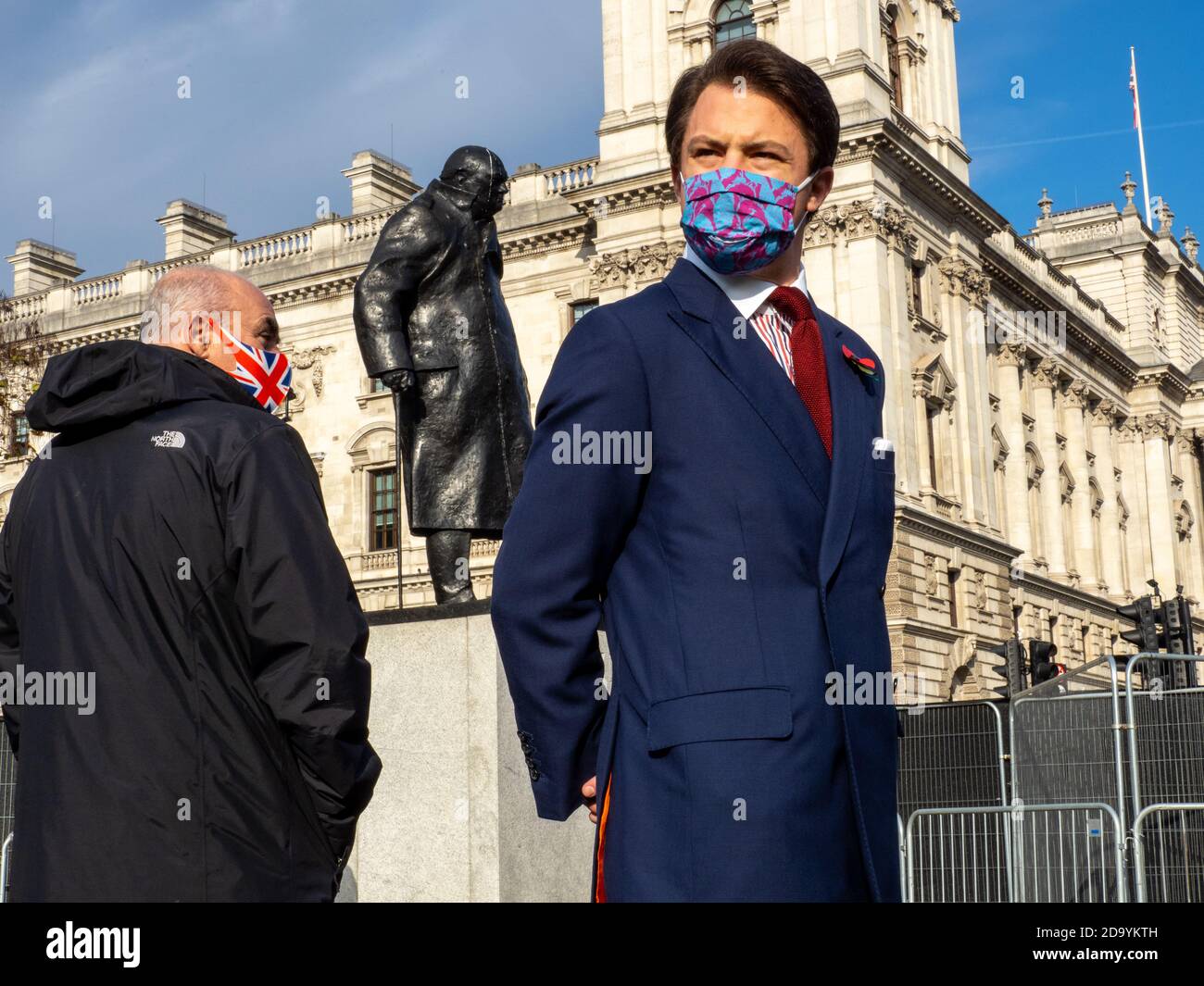 I membri del pubblico si riuniscono nella Piazza del Parlamento di Londra per rendere omaggio alla domenica della memoria durante il blocco. Foto Stock