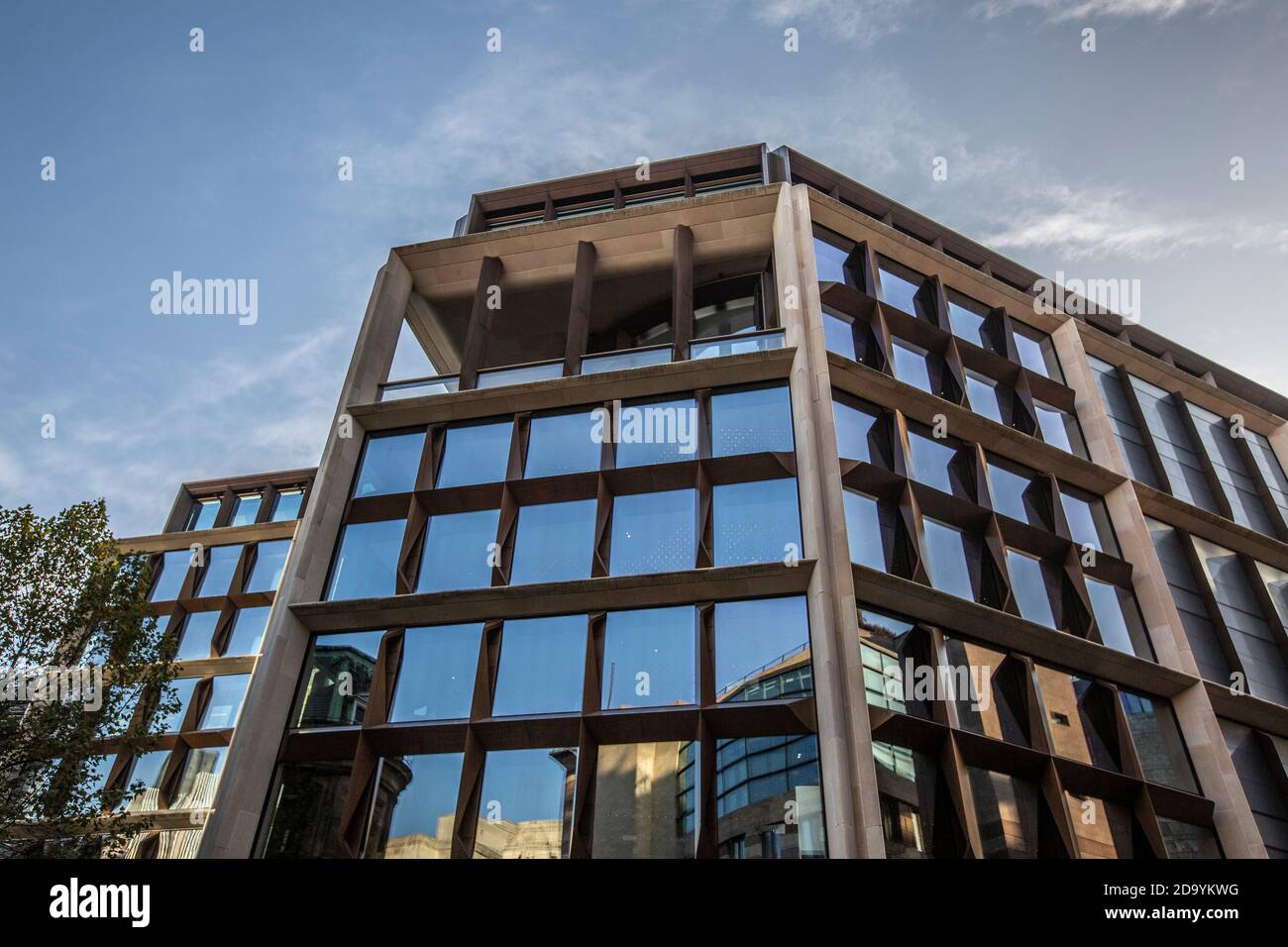 Edificio Bloomberg in Queen Victoria Street il primo giorno di secondo blocco coronavirus a partire dal 5 novembre 2020, City of London, UK Foto Stock