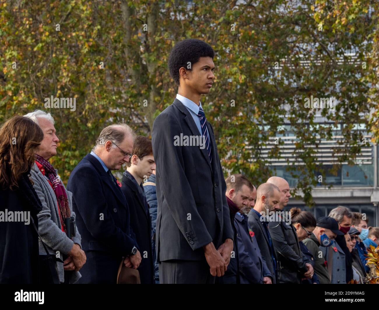 I membri del pubblico in Piazza del Parlamento pagano il loro rispetto durante due minuti di silenzio sulla Domenica di memoria alle 11 del 8 novembre. Foto Stock