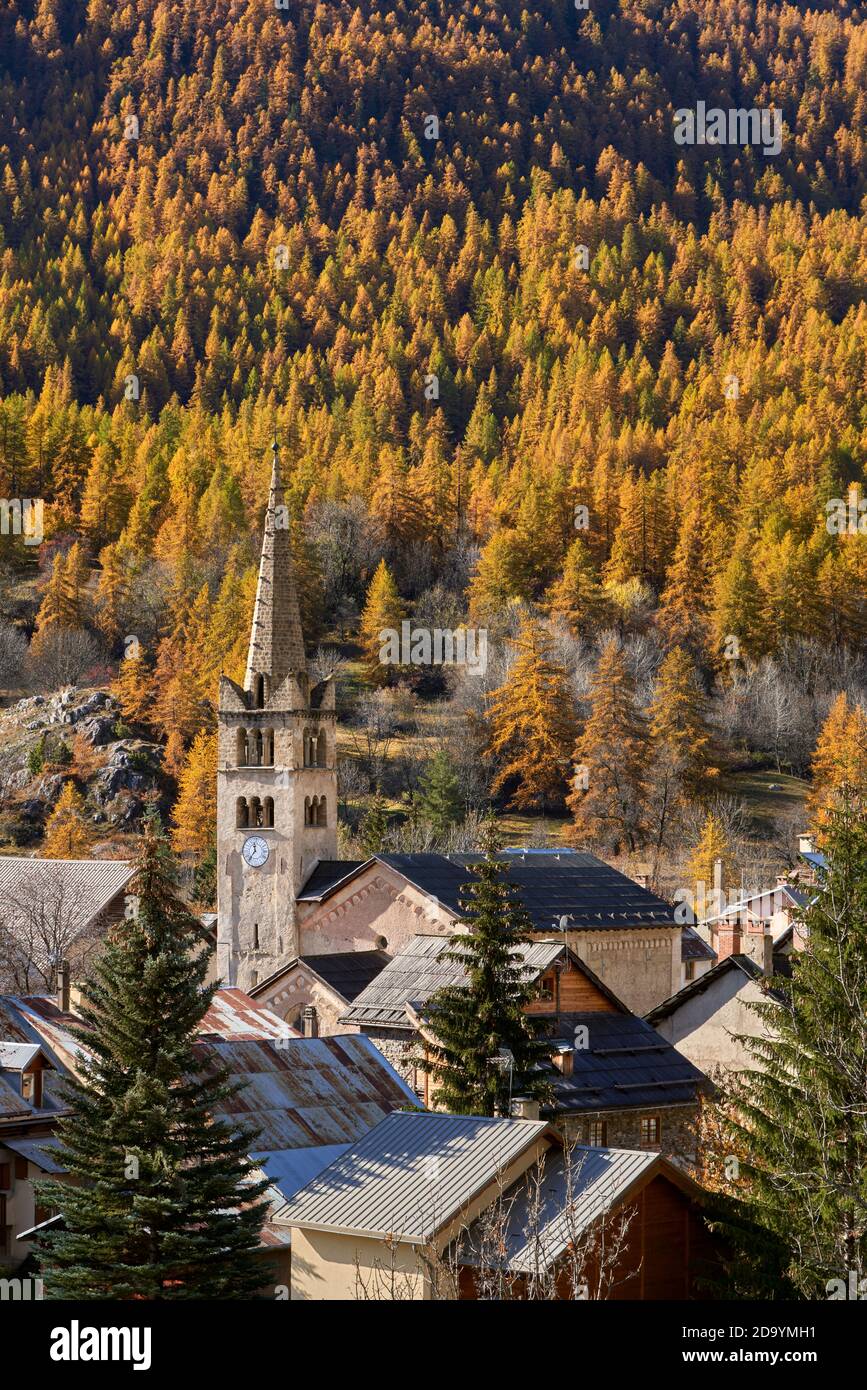 Il villaggio di Nevache con la sua chiesa. Autunno nella Valle di Caree. Hautes-Alpes, Alpi francesi, Francia Foto Stock