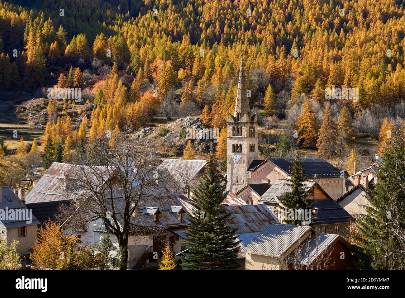 Il villaggio di Nevache con la sua chiesa. Autunno nella Valle di Caree. Hautes-Alpes, Alpi francesi, Francia Foto Stock