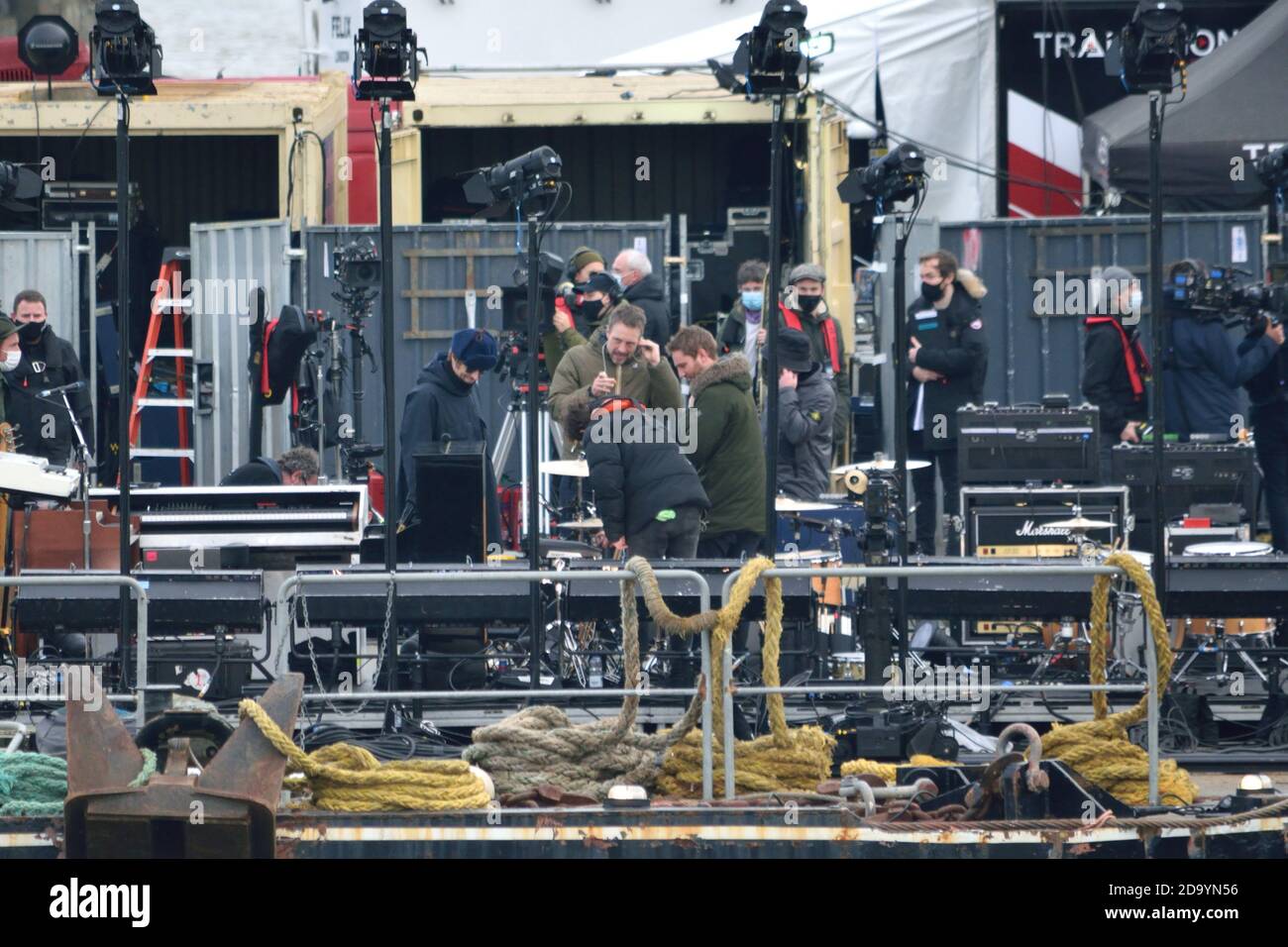 Liam Gallagher ha visto prepararsi per filmare su una chiatta sopra Il Tamigi a Londra Foto Stock