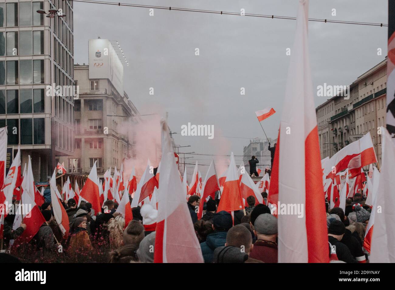 Varsavia, Polonia - 11 novembre 2019: Poland Independence Day, manifestazione a Varsavia, gente in marcia con le bandiere nazionali polacche Foto Stock