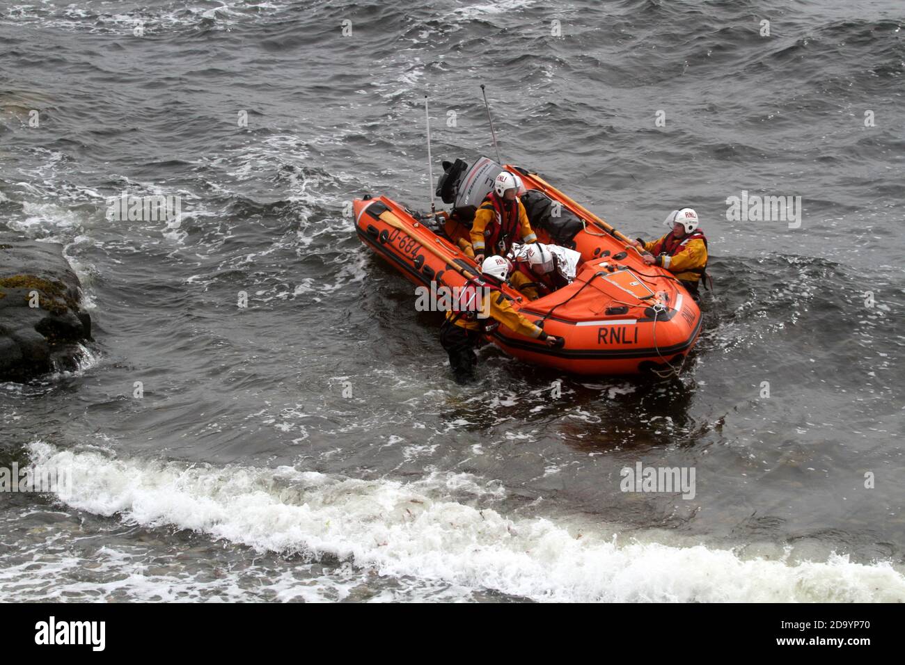 Troon, Ayrshire, Scozia . Un'esposizione congiunta RNLI per esercizi con servizi di emergenza e display con HMS Gannet & HM Coastguard. Il salvataggio in mare e il salvataggio in scogliera. La costola ad alta potenza porta il paziente sulla riva Foto Stock