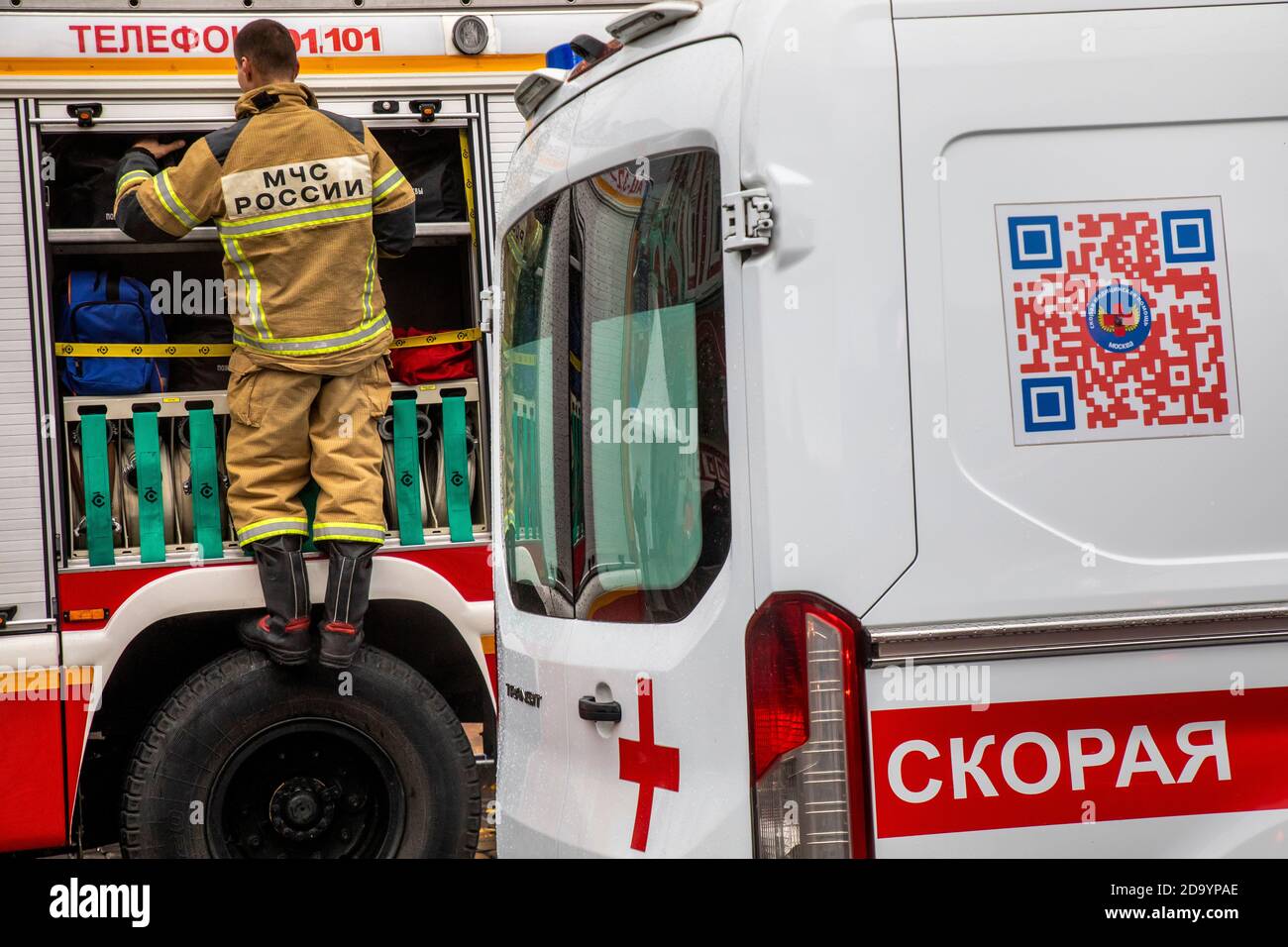 Mosca, Russia. 7 novembre 2020 servizi medici di emergenza e vigili del fuoco forniscono sicurezza sulla Piazza Rossa nel centro di Mosca durante gli eventi pubblici, Russia Foto Stock