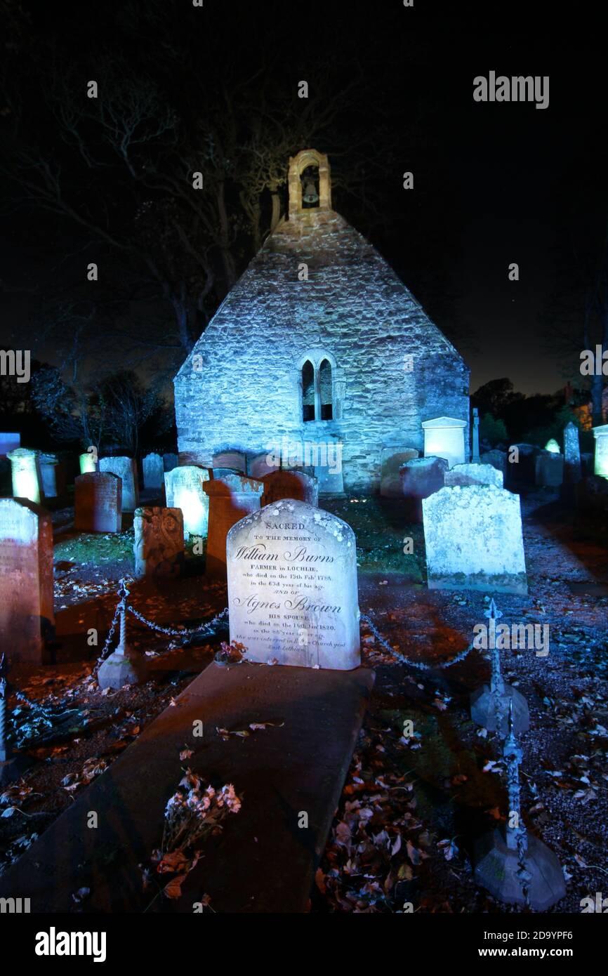Alloway Auld Kirk, Ayrshire, Scozia, Alloway Auld Kirk, Che risale al 16 ° secolo, è una rovina in Alloway, South Ayrshire, Scozia, celebrato come la scena della danza delle streghe nella poesia 'Tam o' Shanter' di Robert Burns. Programmato Antico Monumento e la categoria A elencati chiesa in rovina, il cimitero associato è di categoria B. Altre persone notevoli sepolte qui includono Lord Alloway e Charles Acton Broke. Era il figlio dell'Ammiraglio posteriore Sir Philip Bowes Acton Broke, il primo uomo a sconfiggere e catturare una nave americana nella guerra del 1812.t. Foto Stock