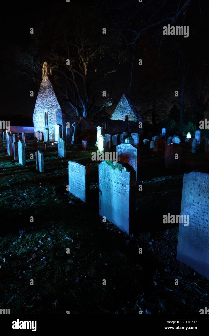 Alloway Auld Kirk, Ayrshire, Scozia, Alloway Auld Kirk, Che risale al 16 ° secolo, è una rovina in Alloway, South Ayrshire, Scozia, celebrato come la scena della danza delle streghe nella poesia 'Tam o' Shanter' di Robert Burns. Programmato Antico Monumento e la categoria A elencati chiesa in rovina, il cimitero associato è di categoria B. Altre persone notevoli sepolte qui includono Lord Alloway e Charles Acton Broke. Era il figlio dell'Ammiraglio posteriore Sir Philip Bowes Acton Broke, il primo uomo a sconfiggere e catturare una nave americana nella guerra del 1812.t. Foto Stock