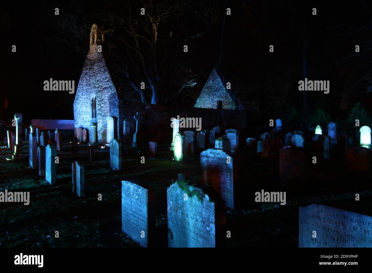 Alloway Auld Kirk, Ayrshire, Scozia, Alloway Auld Kirk, Che risale al 16 ° secolo, è una rovina in Alloway, South Ayrshire, Scozia, celebrato come la scena della danza delle streghe nella poesia 'Tam o' Shanter' di Robert Burns. Programmato Antico Monumento e la categoria A elencati chiesa in rovina, il cimitero associato è di categoria B. Altre persone notevoli sepolte qui includono Lord Alloway e Charles Acton Broke. Era il figlio dell'Ammiraglio posteriore Sir Philip Bowes Acton Broke, il primo uomo a sconfiggere e catturare una nave americana nella guerra del 1812.t. Foto Stock