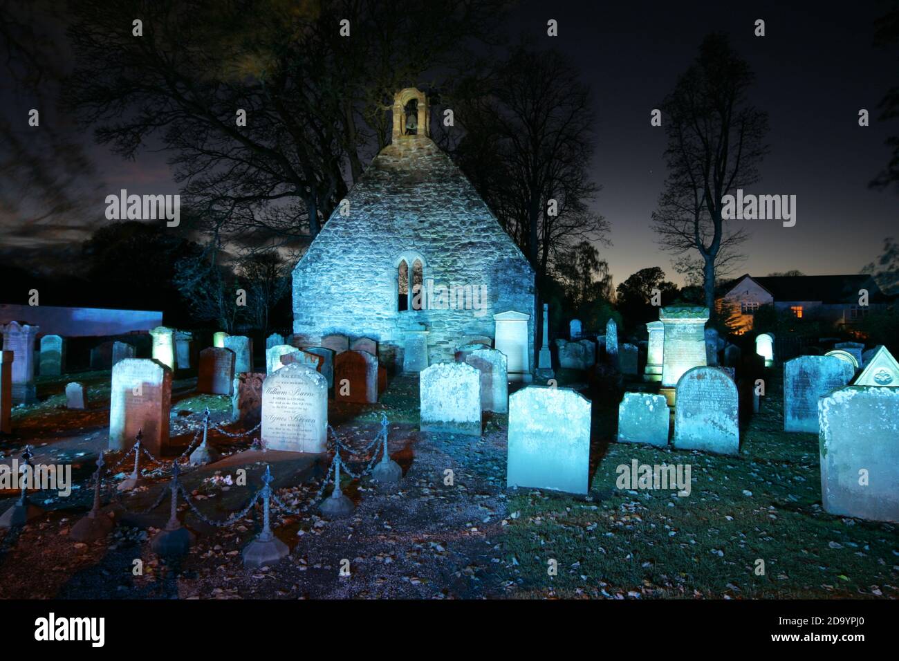 Alloway Auld Kirk, Ayrshire, Scozia, Alloway Auld Kirk, Che risale al 16 ° secolo, è una rovina in Alloway, South Ayrshire, Scozia, celebrato come la scena della danza delle streghe nella poesia 'Tam o' Shanter' di Robert Burns. Programmato Antico Monumento e la categoria A elencati chiesa in rovina, il cimitero associato è di categoria B. Altre persone notevoli sepolte qui includono Lord Alloway e Charles Acton Broke. Era il figlio dell'Ammiraglio posteriore Sir Philip Bowes Acton Broke, il primo uomo a sconfiggere e catturare una nave americana nella guerra del 1812.t. Foto Stock