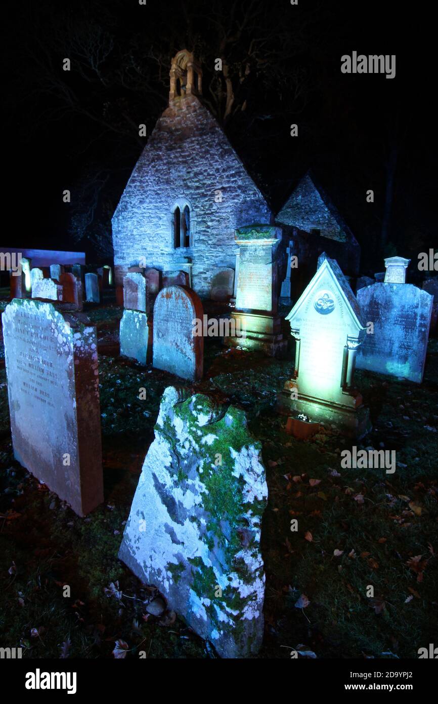 Alloway Auld Kirk, Ayrshire, Scozia, Alloway Auld Kirk, Che risale al 16 ° secolo, è una rovina in Alloway, South Ayrshire, Scozia, celebrato come la scena della danza delle streghe nella poesia 'Tam o' Shanter' di Robert Burns. Programmato Antico Monumento e la categoria A elencati chiesa in rovina, il cimitero associato è di categoria B. Altre persone notevoli sepolte qui includono Lord Alloway e Charles Acton Broke. Era il figlio dell'Ammiraglio posteriore Sir Philip Bowes Acton Broke, il primo uomo a sconfiggere e catturare una nave americana nella guerra del 1812.t. Foto Stock