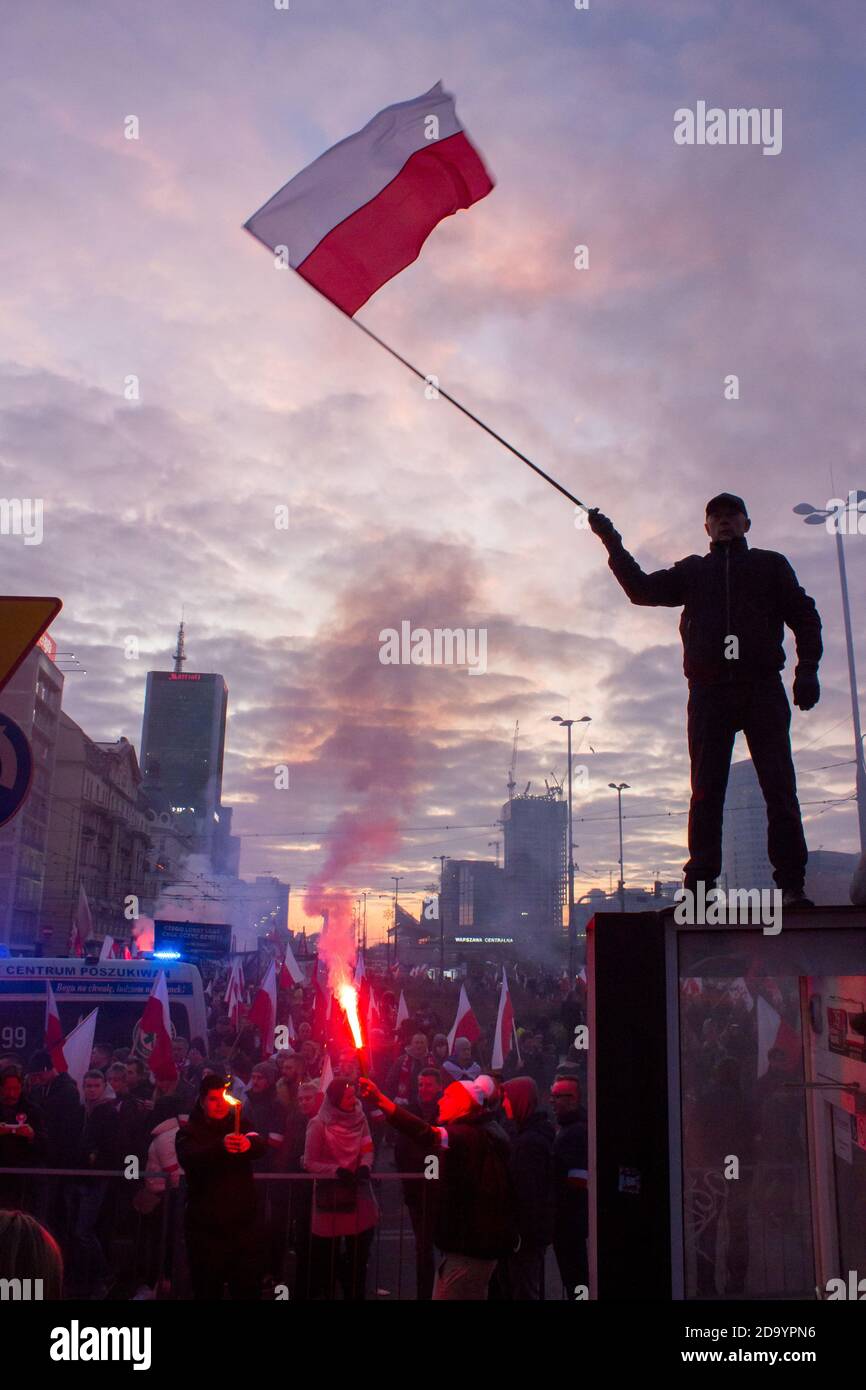 Varsavia, Polonia - 11 novembre 2019: Poland Independence Day, manifestazione a Varsavia, gente in marcia con le bandiere nazionali polacche Foto Stock