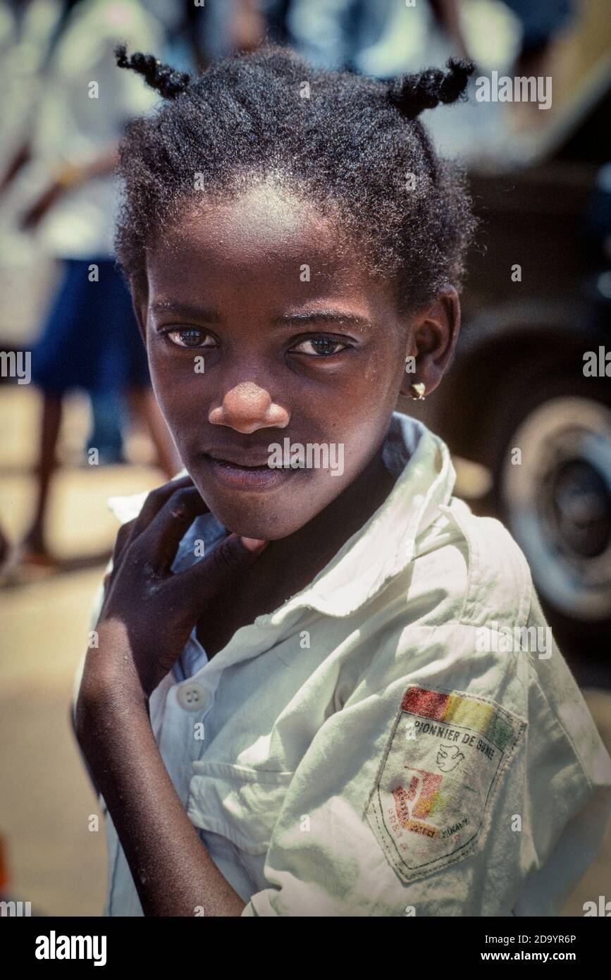 Giovane ragazza nel suo Pioneer of Guinea Conakry uniforme 1979 Foto Stock