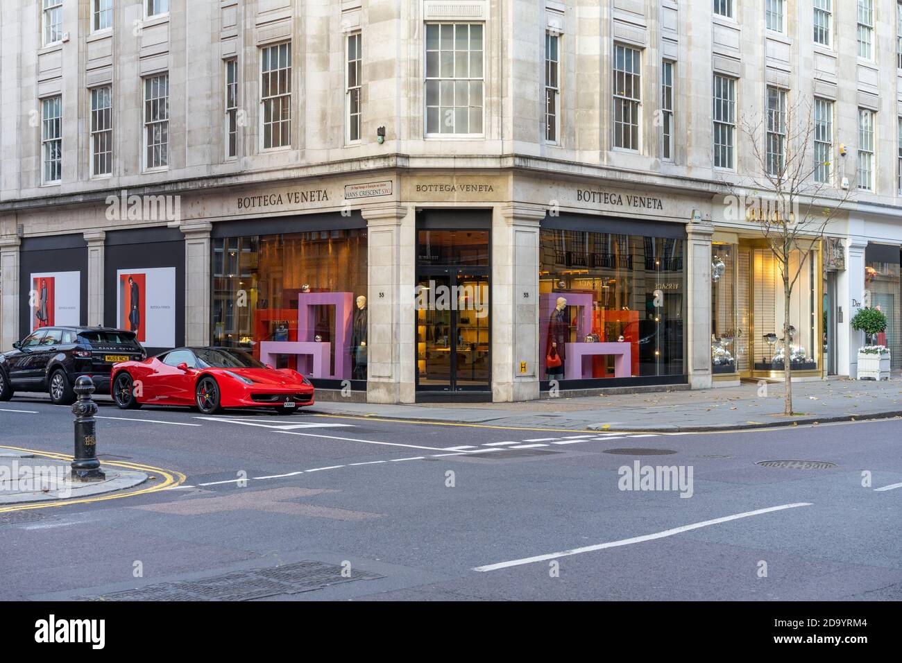Ferrari parcheggiata accanto al negozio Bottega Veneta su Sloane St, Knightsbridge, Londra SW1X UK Foto Stock