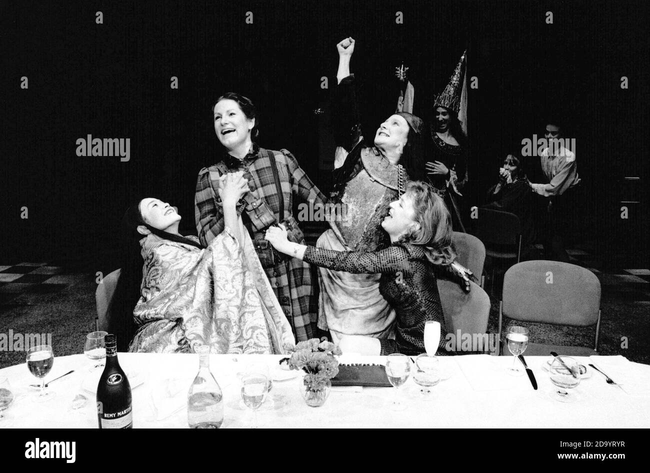 l-r: Sarah Lam (Lady Nijo), Deborah Findlay (Isabella Bird), Lesley Sharp (Dull Gret), Lesley Manville (Marlene), (posteriore) Anna Patrick (paziente Griselda) in TOP GIRLS di Caryl Churchill al Royal Court Theatre, Londra SW1 15/04/1991 design: Anabel Temple Lighting: Robin-Clark-Walscough regista Foto Stock l-r: Sarah Lam (Lady Nijo), Deborah Findlay (Isabella Bird), Lesley Sharp (Dull Gret), Lesley Manville (Marlene), (posteriore) Anna Patrick (paziente Griselda) in TOP GIRLS di Caryl Churchill al Royal Court Theatre, Londra SW1 15/04/1991 design: Anabel Temple Lighting: Robin-Clark-Walscough regista Foto Stock
