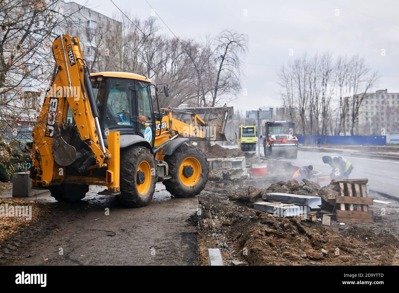 Rerm, Russia - 06 novembre 2020: Lavori stradali su una strada in autunno piovosa Foto Stock