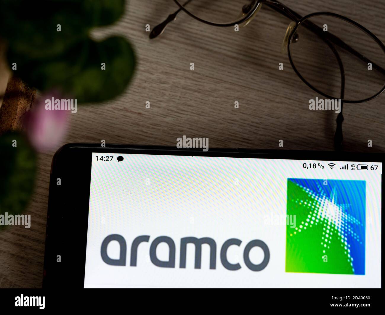 Ucraina. 8 Nov 2020. In questa illustrazione viene visualizzato un logo Saudi Arabian Oil Company (Saudi Aramco) sullo smartphone. Credit: Valera Golovniov/SOPA Images/ZUMA Wire/Alamy Live News Foto Stock