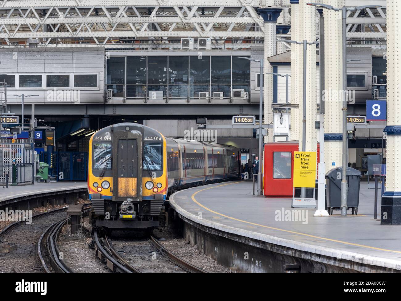 British Rail classe 444 Desiro Electric treni passeggeri a più unità della South Western Railway alla stazione di Waterloo, Waterloo, Londra, Inghilterra, Regno Unito Foto Stock