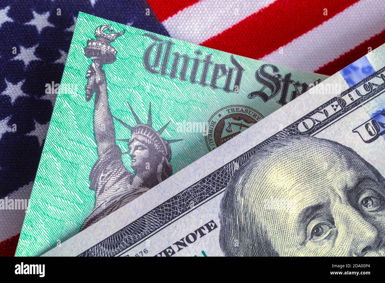 Un conto di cento dollari con assegno di recupero fiscale e bandiera americana. Foto Stock