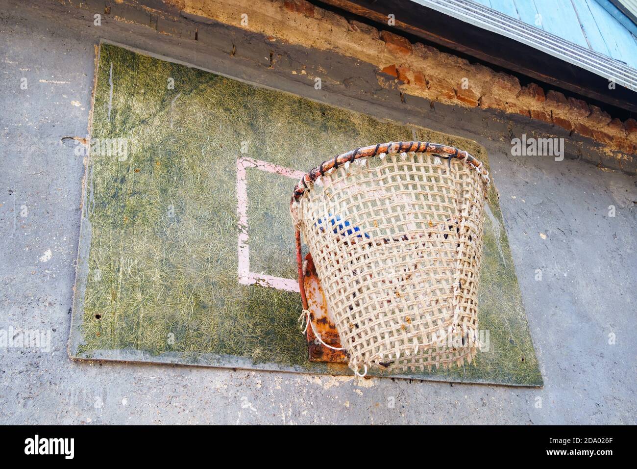 Vecchio cerchio da basket e scacchiatura all'aperto. Foto Stock