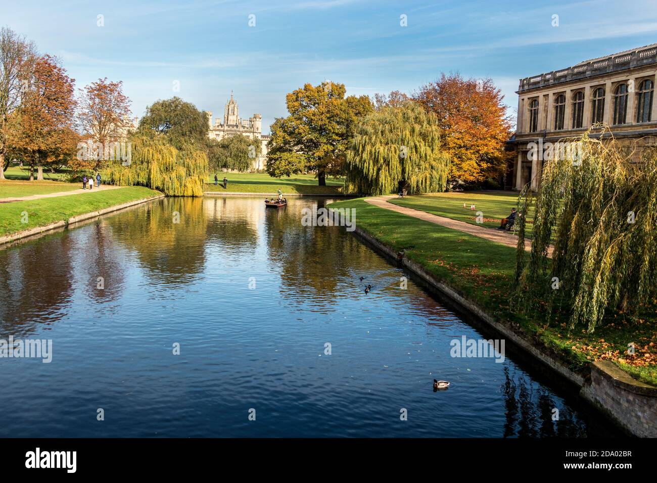 River Cam a Cambridge guardando verso St Johns College e. Sulla destra la biblioteca Wren presso la Trinity College University Di Cambridge Foto Stock