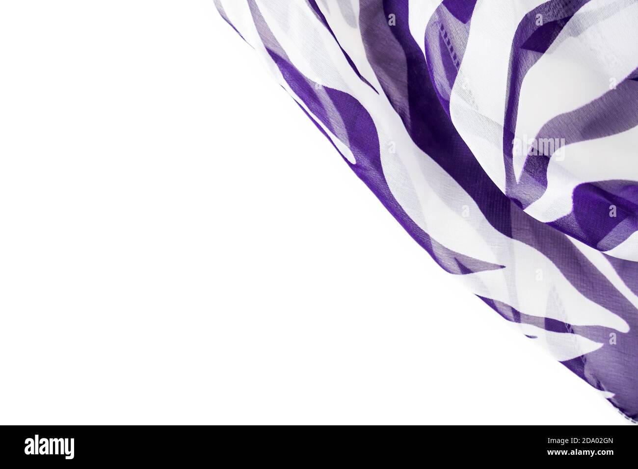 Tessuto trasparente con strisce bianche e viola su sfondo bianco. Spazio di copia per il testo Foto Stock