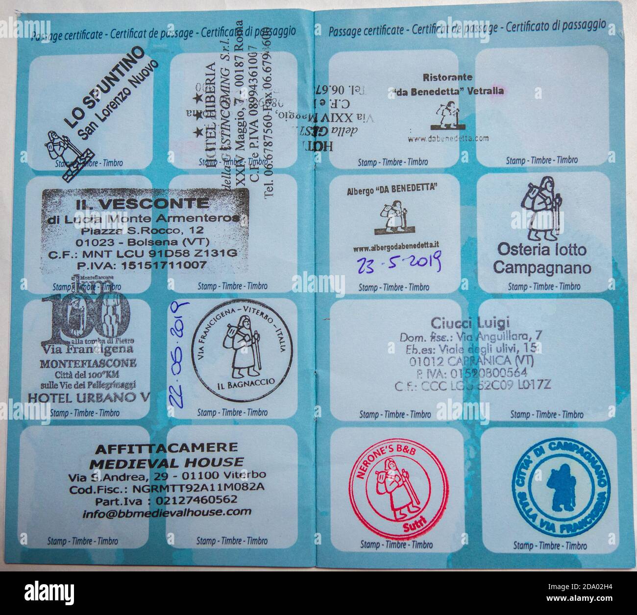 Francobolli credenziali del pellegrino in un passaporto di Via Francigena  Foto stock - Alamy