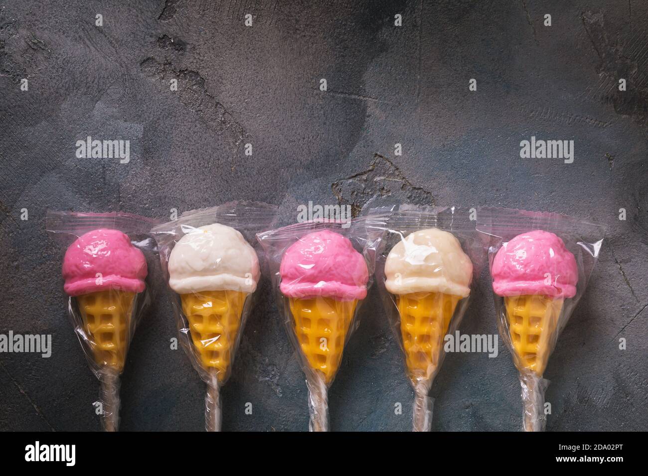 Lecca a forma di gelato su un tavolo con una copia dello spazio, vista dall'alto Foto Stock