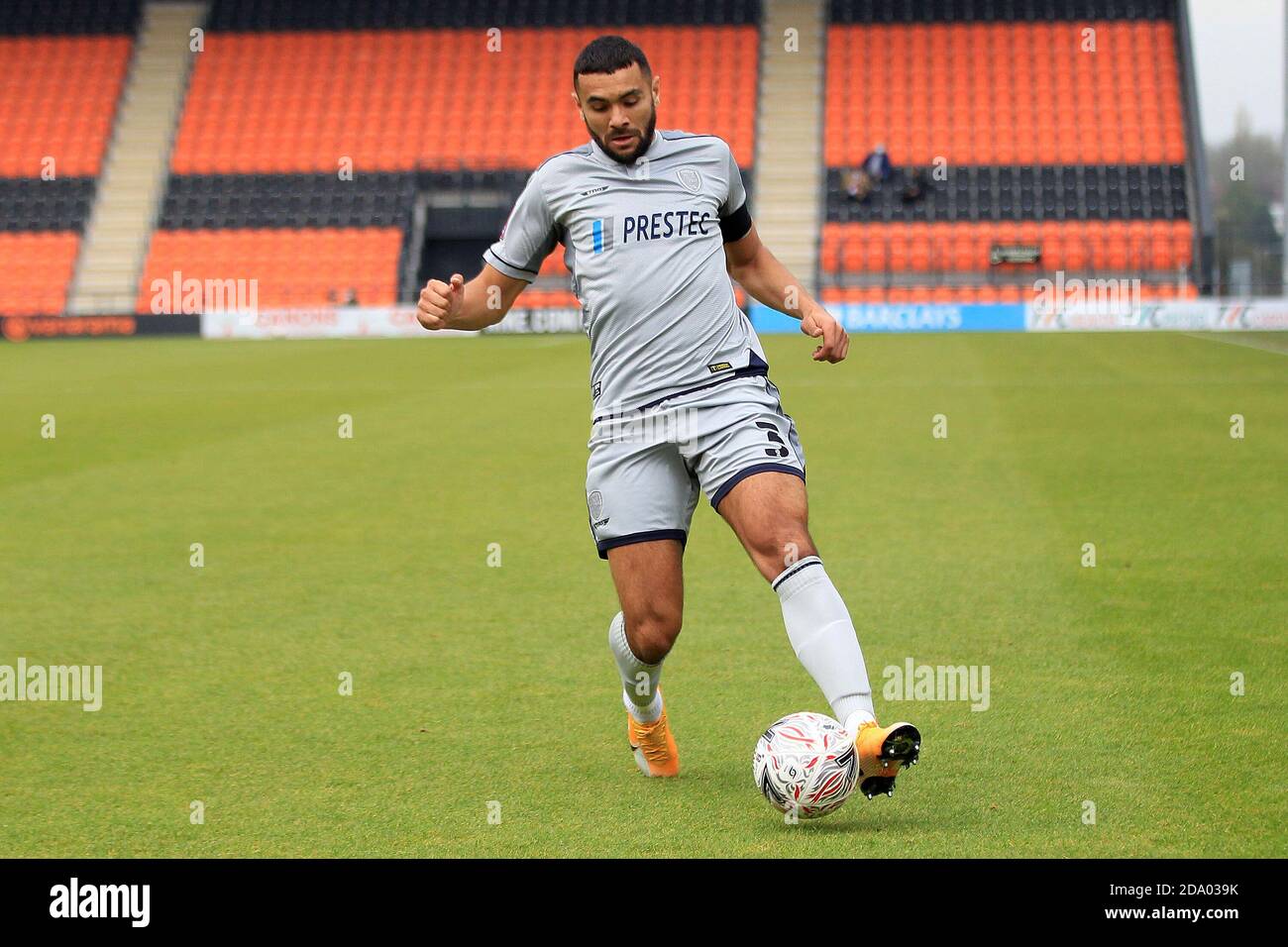 Londra, Regno Unito. 8 novembre 2020. Colin Daniel di Burton Albion in azione durante il gioco. Emirates fa Cup, 1° round match, Barnet contro Burton Albion all'Hive Stadium di Londra domenica 8 novembre 2020. Questa immagine può essere utilizzata solo per scopi editoriali. Solo per uso editoriale, è richiesta una licenza per uso commerciale. Nessun utilizzo nelle scommesse, nei giochi o nelle pubblicazioni di un singolo club/campionato/giocatore. pic by Steffan Bowen/Andrew Orchard sports photography/Alamy Live news Credit: Andrew Orchard sports photography/Alamy Live News Foto Stock