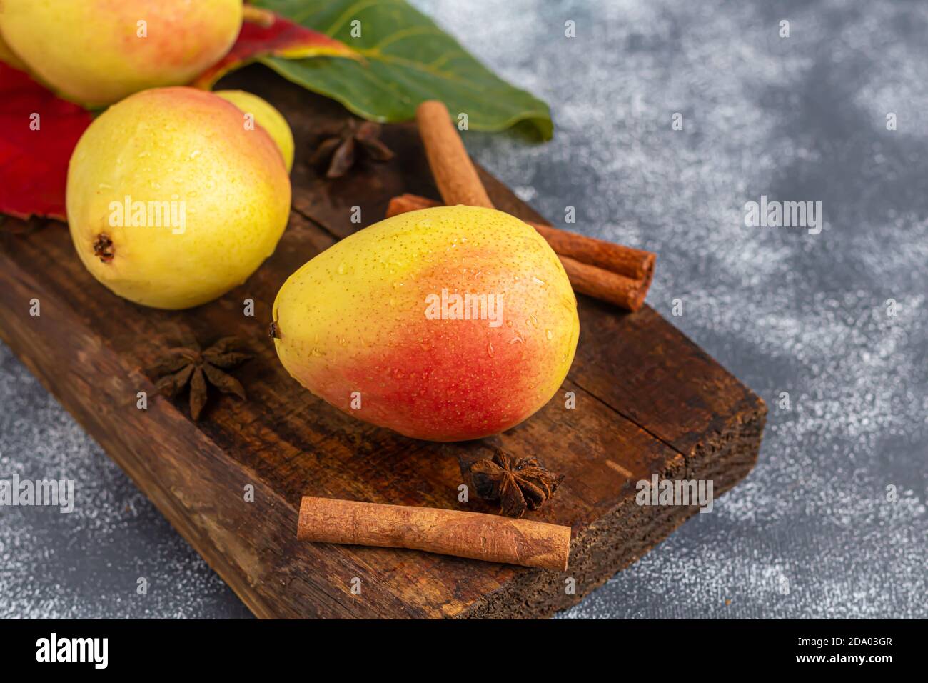 Pere su uno sfondo chiaro. Concetto autunnale. Nelle vicinanze si trovano patatine e noci di pera secca. Spazio di copia. Foto Stock