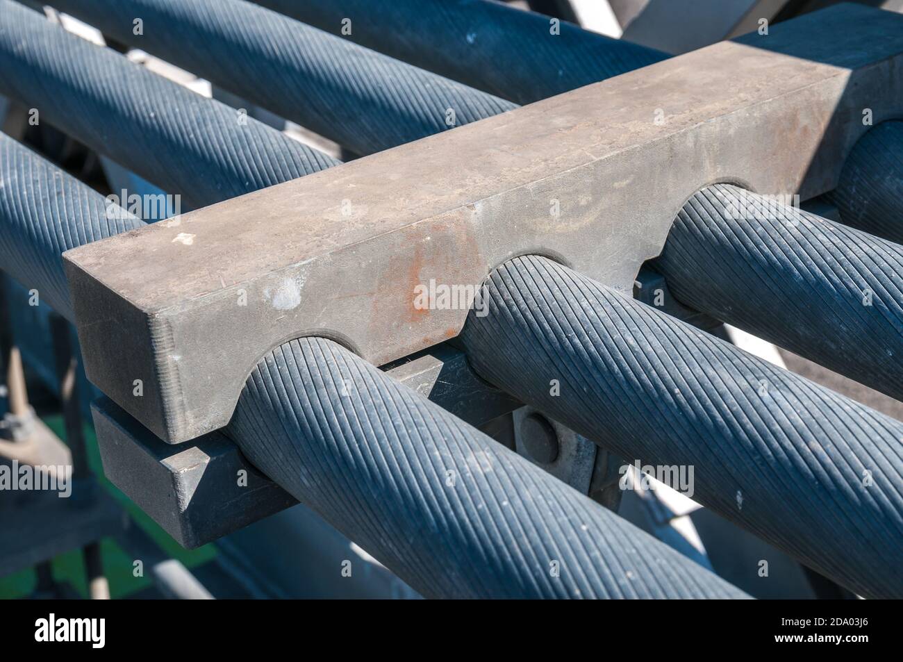 Ancoraggio cavi, dettaglio cavi di sospensione del ponte di sospensione, Amposta Foto Stock