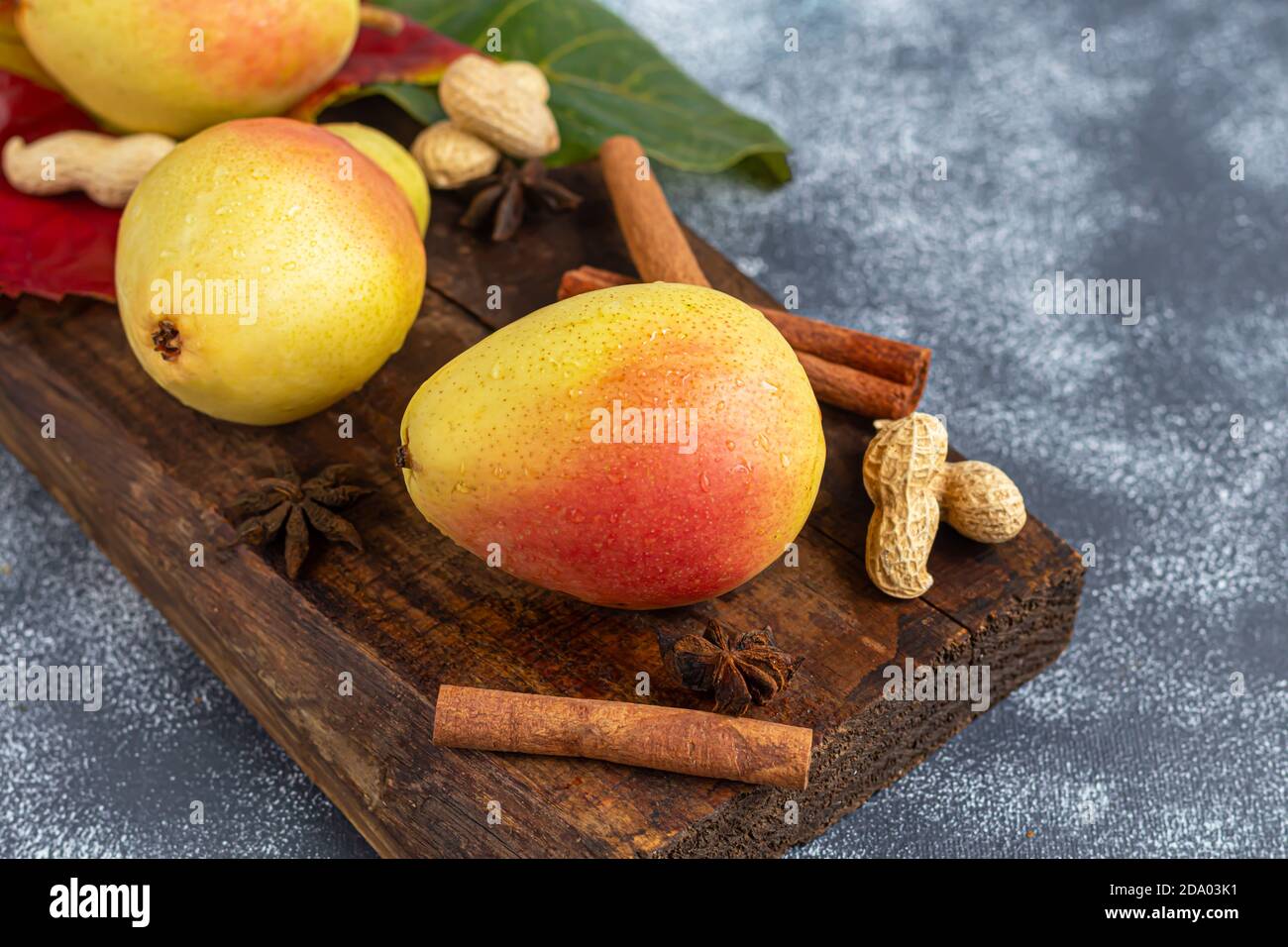 Pere su uno sfondo chiaro. Concetto autunnale. Nelle vicinanze si trovano patatine e noci di pera secca. Spazio di copia. Foto Stock