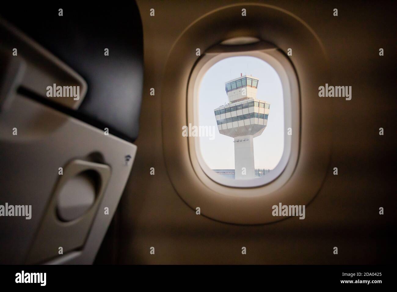 Berlino, Germania. 8 novembre 2020. La torre dell'aeroporto di Berlino-Tegel può essere vista attraverso la finestra dell'ultimo volo di linea appena prima del decollo da Tegel. Con la partenza dell'AF 1235 verso Parigi, l'aeroporto di Tegel sarà chiuso. Credit: Christoph Soeder/dpa/Alamy Live News Foto Stock