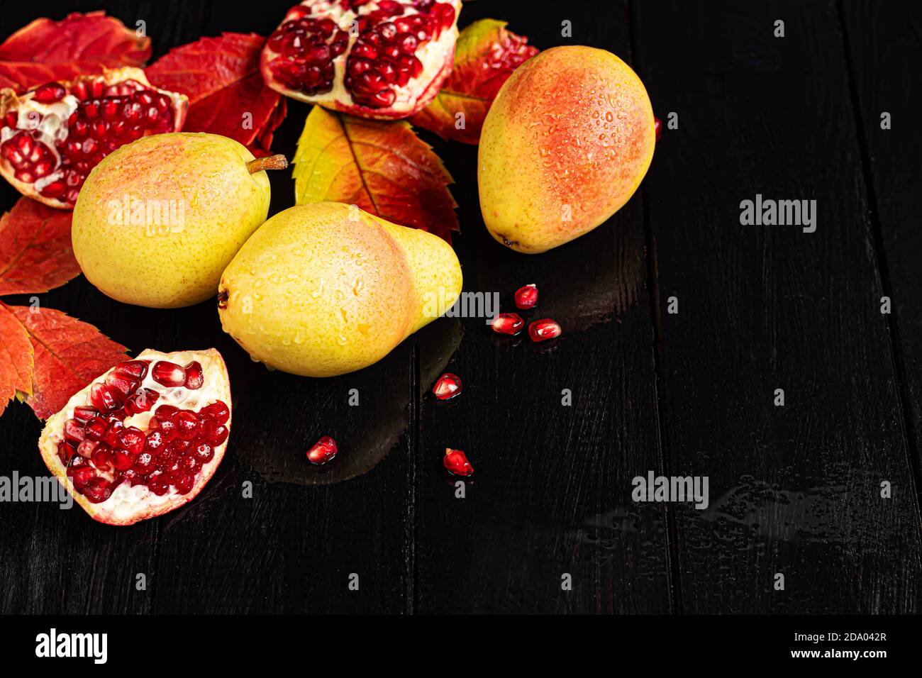 Pere su uno sfondo chiaro. Concetto autunnale. Nelle vicinanze si trovano patatine e noci di pera secca. Spazio di copia. Foto Stock