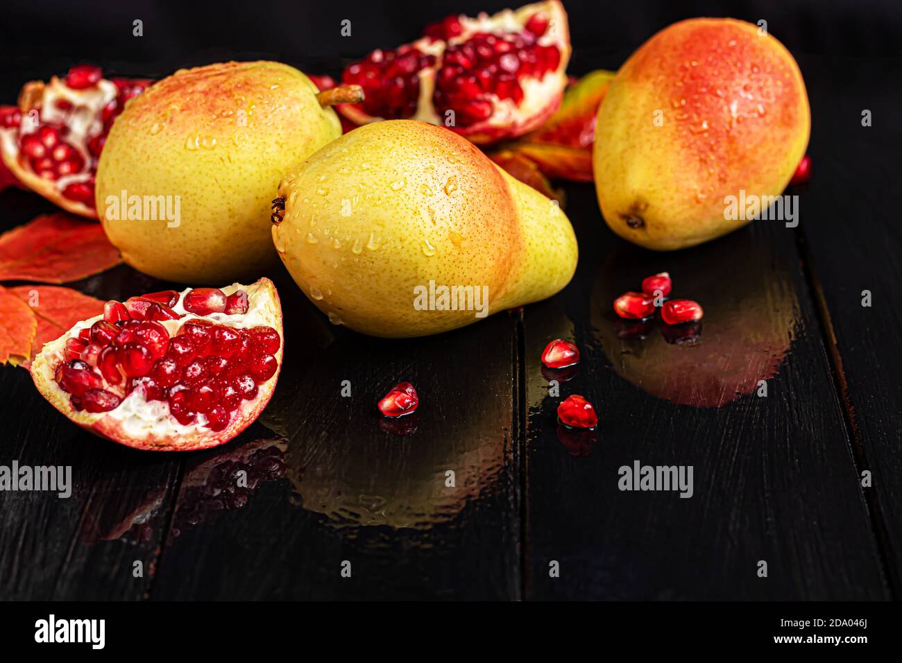 Pere su uno sfondo chiaro. Concetto autunnale. Nelle vicinanze si trovano patatine e noci di pera secca. Spazio di copia. Foto Stock