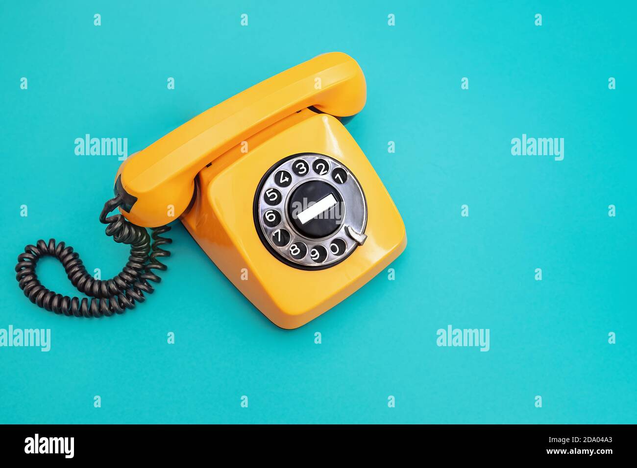 Telefono retro vintage su blu Foto Stock