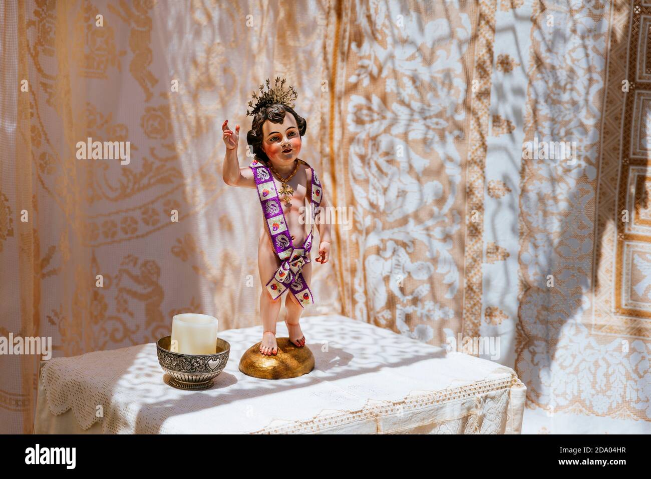 Festa del Corpus Christi, durante de ACT, una rappresentazione di Giasone Bambino è esposta all'altare. Lagartera, Toledo, Castilla - la Mancha, Spagna, Euro Foto Stock