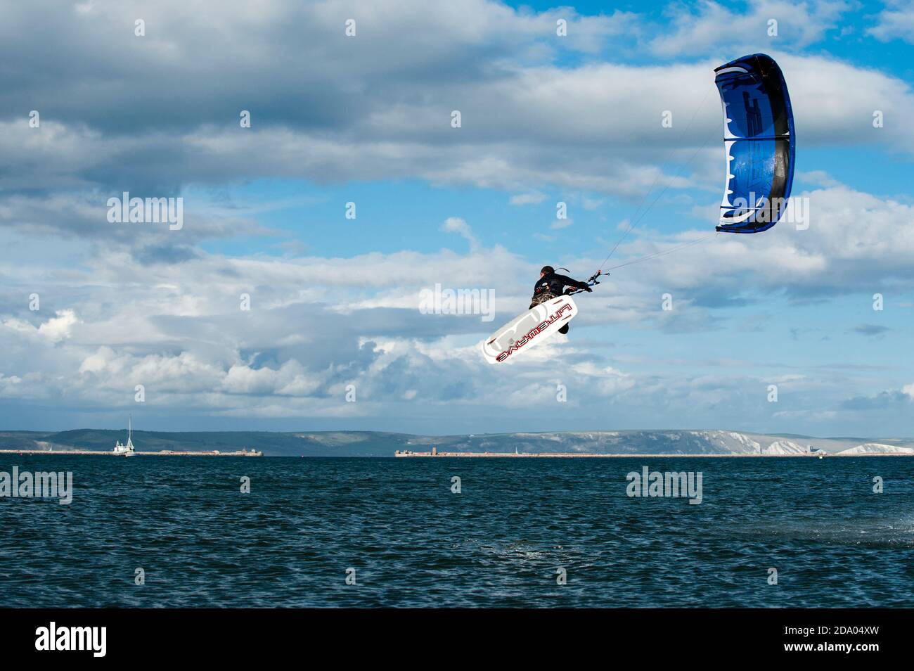 Kitesurfer in azione, Dorset, Inghilterra, Regno Unito. Foto Stock