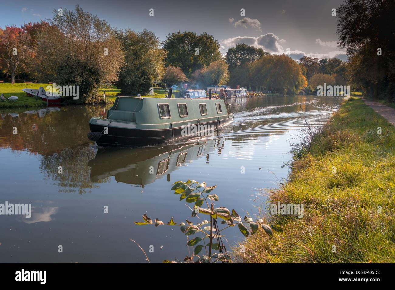 Narrowboat che viaggia sul fiume Cam vicino Cambridge Inghilterra Foto Stock
