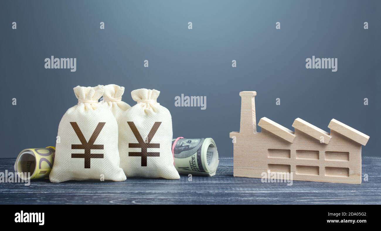 Yen Yuan sacchi di denaro e stabilimento industriale. Investimenti nell'industria della produzione e dell'energia. Sovvenzioni e sostegno alle imprese. Concessione all'asta Foto Stock