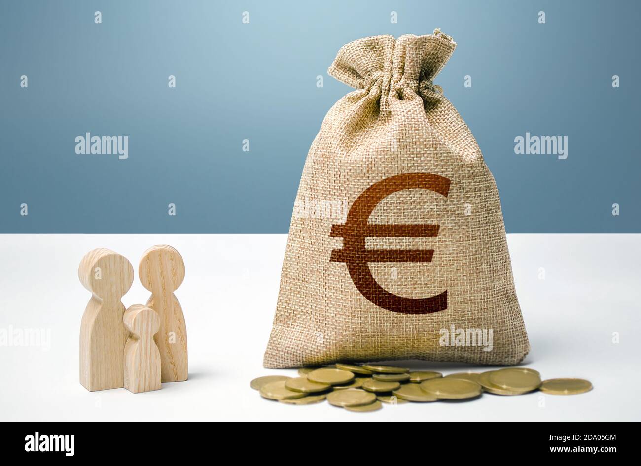 Borsa Euro con soldi e figurine di famiglia. Sostegno finanziario alle istituzioni sociali. Investimenti in capitale umano, cultura e progetti sociali. Foto Stock