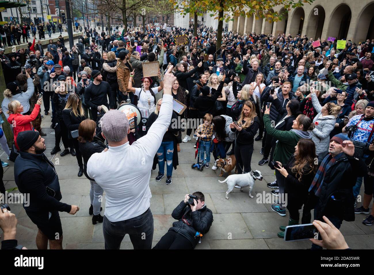 Manchester, Regno Unito. 8 novembre 2020. Più di mille manifestanti si riuniscono a Piazza San Pietro durante una protesta anti-blocco. Credit: Andy Barton/Alamy Live News Foto Stock